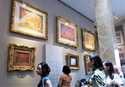 Trưng bày 199 tác phẩm của danh họa Nguyễn Tư Nghiêm - Ảnh 1. Công chúng thưởng lãm bộ tranh rồng bột màu trên giấy dó được họa sĩ Nguyễn Tư Nghiêm vẽ năm Bính Thìn 1976 - Ảnh: T.T.D.