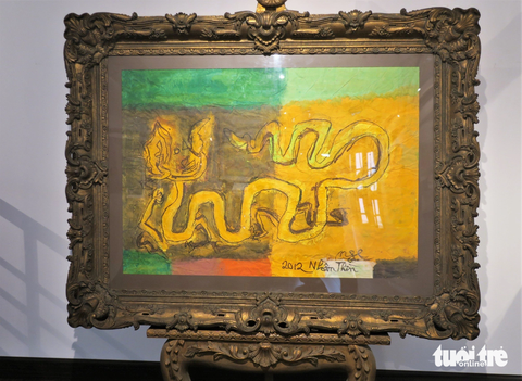 Trưng bày 199 tác phẩm của danh họa Nguyễn Tư Nghiêm - Ảnh 7. Bức Nhâm Thìn (2012) với chất liệu bột màu trên giấy dó - Ảnh: T.T.D.