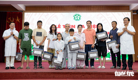10 bệnh nhân vụ cháy chung cư mini đã hồi phục sức khỏe được ra viện chiều 22-9 - Ảnh: NAM TRẦN 10 bệnh nhân vụ cháy chung cư mini đã hồi phục sức khỏe được ra viện chiều 22-9 - Ảnh: NAM TRẦN