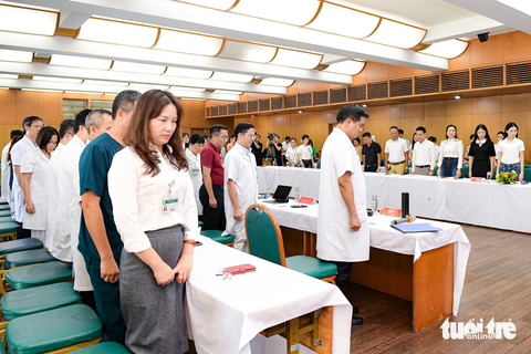 Trước buổi lễ, toàn bộ cán bộ nhân viên bệnh viện, bệnh nhân dành 1 phút tưởng niệm 56 nạn nhân tử vong vụ cháy - Ảnh: NAM TRẦN Trước buổi lễ, toàn bộ cán bộ nhân viên bệnh viện, bệnh nhân dành 1 phút tưởng niệm 56 nạn nhân tử vong trong vụ cháy - Ảnh: NAM TRẦN