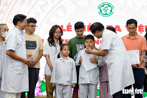 Ông Đào Xuân Cơ, giám đốc Bệnh viện Bạch Mai tặng quà chúc mừng bệnh nhân được ra viện - Ảnh: NAM TRẦN Ông Đào Xuân Cơ, giám đốc Bệnh viện Bạch Mai, tặng quà chúc mừng bệnh nhân được ra viện - Ảnh: NAM TRẦN