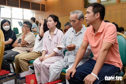 5 thành viên gia đình anh Hùng may mắn bình an sau vụ cháy chung cư mini - Ảnh: NAM TRẦN 5 thành viên gia đình anh Hùng may mắn bình an sau vụ cháy chung cư mini - Ảnh: NAM TRẦN