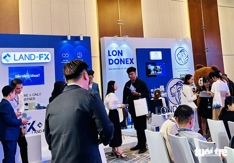 SSC: Cảnh báo bị lừa tiền khi giao dịch với các sàn chứng khoán quốc tế không rõ lai lịch - Ảnh 1. Các sàn chứng khoán quốc tế trái phép mở gian hàng trong một khách sạn lớn ở TP.HCM, mời chào nhà đầu tư - Ảnh: BÔNG MAI