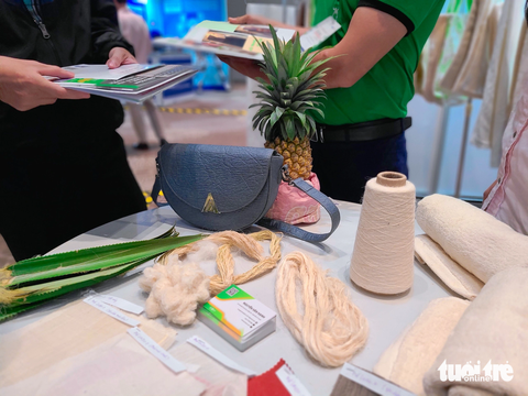 Biến vỏ xoài thành vải cao cấp, quần áo cũ hoá thiết kế độc bản - Ảnh 5. Sợi kéo từ lá dứa độc đáo được trưng bày tại triển lãm quốc tế vải cao cấp - Texture Việt Nam 2023 - Ảnh: NHẬT XUÂN