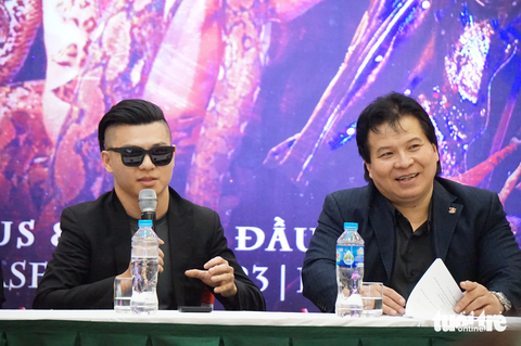 Trần Thắng của ban nhạc Ngũ Cung (trái) và NSND Tống Toàn Thắng chia sẻ với báo chí về chương trình xiếc - rock mới - Ảnh: T.ĐIỂU Trần Thắng của ban nhạc Ngũ Cung (trái) và NSND Tống Toàn Thắng chia sẻ với báo chí về chương trình xiếc - rock mới - Ảnh: T.ĐIỂU