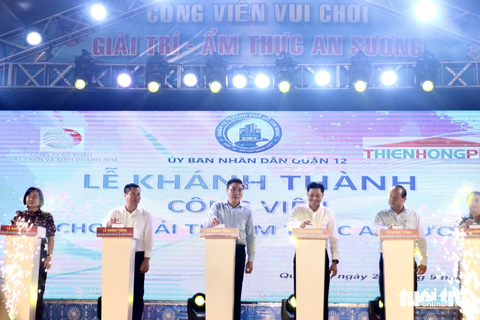 Khánh thành công viên vui chơi, giải trí, ẩm thực An Sương - Ảnh 1. Nghi thức cắt băng khánh thành công viên vui chơi, giải trí, ẩm thực An Sương - Ảnh: TIẾN QUỐC