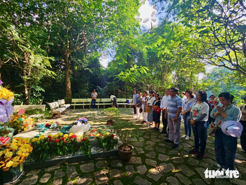 Theo dấu chân bác sĩ Yersin khám phá từ biển đến rừng - Ảnh 11. Phút mặc niệm tại nơi an nghỉ cuối cùng của bác sĩ Yersin