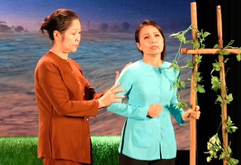 Nghệ sĩ Hồng Vân (vai bà Hai) và ca sĩ Cẩm Ly (vai Tư Liễu) trong vở Bông cánh cò - Ảnh: LINH ĐOAN Nghệ sĩ Hồng Vân (vai bà Hai) và ca sĩ Cẩm Ly (vai Tư Liễu) trong vở Bông cánh cò - Ảnh: LINH ĐOAN