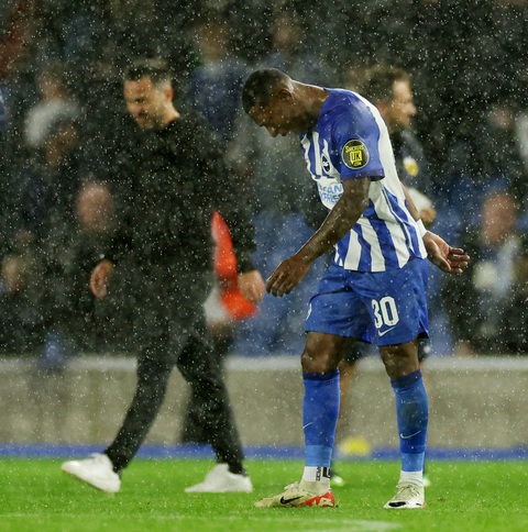 AEK Athens phá hỏng ‘bữa tiệc’ được chờ đợi 122 năm của Brighton - Ảnh 1. Niềm vui không đến với các cầu thủ Brighton tại Europa League - Ảnh: REUTERS