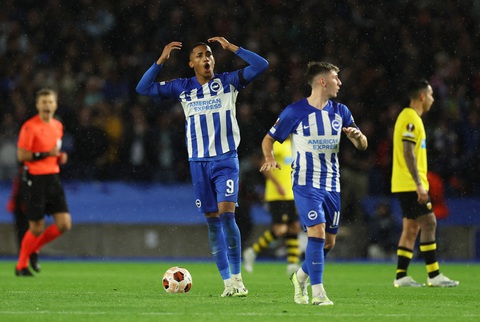 AEK Athens phá hỏng ‘bữa tiệc’ được chờ đợi 122 năm của Brighton - Ảnh 3. Cú đúp của Joao Pedro (số 9) không đủ giữ lại một điểm cho Brighton - Ảnh: REUTERS