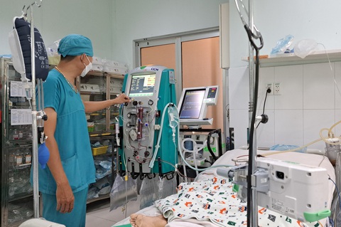 Hai bé trai bị tổn thương não nặng vì mắc bệnh dại - Ảnh 1. Nhân viên y tế Bệnh viện Nhi đồng 2 (TP.HCM) tiến hành lọc máu cho một bệnh nhi mắc bệnh dại ở giai đoạn tổn thương não - Ảnh: Bệnh viện cung cấp