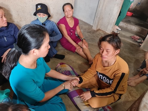 Cả trường chung tay lo đám tang cho trò nghèo - Ảnh 3. Cô Thu (trái) nắm tay động viên chị Nở. Lúc này không phải lời của giáo viên dành cho phụ huynh mà là người mẹ sẻ chia nỗi đau của một người mẹ - Ảnh: TRẦN MAI