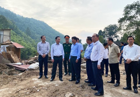 Chủ tịch nước Võ Văn Thưởng thăm, động viên bà con vùng lũ quét ở Sa Pa - Ảnh 1. Chủ tịch nước Võ Văn Thưởng (thứ hai từ trái sang) thị sát hiện trường nơi xảy ra lũ quét tại xã Liên Minh, thị xã Sa Pa, Lào Cai - Ảnh: Cổng TTĐT Lào Cai