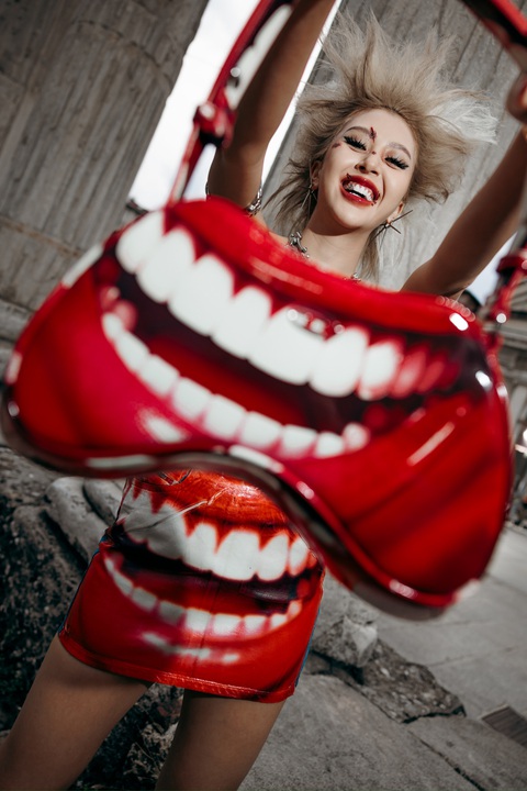Quỳnh Anh Shyn lại 'gây sốt' tại Milan Fashion Week nhờ kiểu tóc không giống ai - Ảnh 6. Tích cực tham gia các tuần lễ thời trang, Quỳnh Anh Shyn liên tục biến hóa phong cách như một “tắc kè hoa” trong từng lần xuất hiện. Trước đó, cô nàng từng lập kỷ lục tham gia 8 show diễn liên tiếp tại Milan Fashion Week mùa Thu Đông 2023 vào dịp cuối tháng 2.