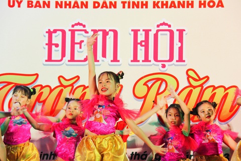 Phần trình diễn của thiếu nhi TP Nha Trang gửi đến các bạn học sinh vùng sâu - Ảnh: TRẦN HOÀI Phần trình diễn của thiếu nhi TP Nha Trang gửi đến các bạn học sinh vùng sâu - Ảnh: TRẦN HOÀI