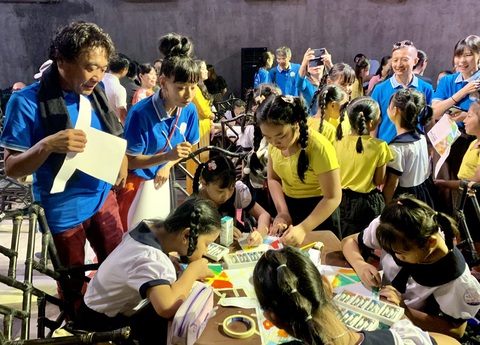 Họa sĩ Takayuki Tomoi hướng dẫn các em vẽ tranh - Ảnh: HOÀI PHƯƠNG Họa sĩ Takayuki Tomoi hướng dẫn các em vẽ tranh - Ảnh: HOÀI PHƯƠNG