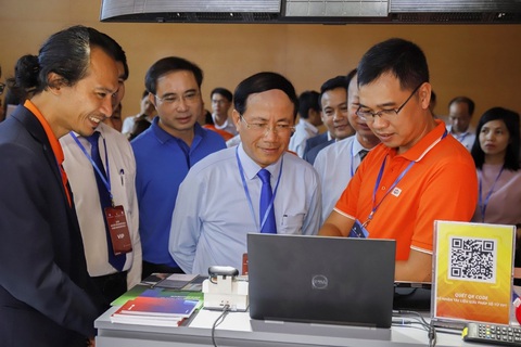 Ông Pham Anh Tuấn, Chủ tịch UBND tỉnh Bình Định (đứng giữa) tham quan gian hàng của FPT tại sự kiện Ông Pham Anh Tuấn, Chủ tịch UBND tỉnh Bình Định (đứng giữa) tham quan gian hàng của FPT tại sự kiện