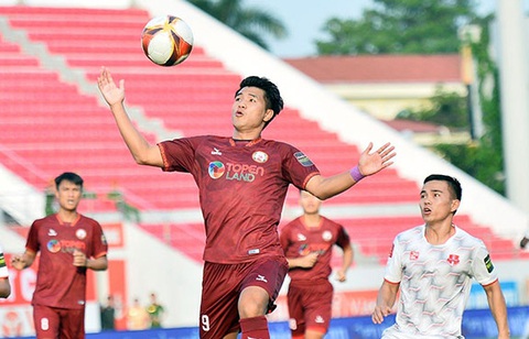 V-League 2023-2024 có CLB mới Quy Nhơn Bình Định - Ảnh 1. Tiền đạo Hà Đức Chinh (giữa) trong trận gặp Hải Phòng ở V-League 2023 - Ảnh: VPF