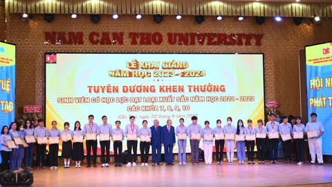 Trường Đại học Nam Cần Thơ: Đào tạo cho miền Tây Nam bộ - Ảnh 1. Trường đại học Nam Cần Thơ khen thưởng sinh viên học giỏi các khoá học nhân dịp khai giảng - Ảnh: Thái Luỹ