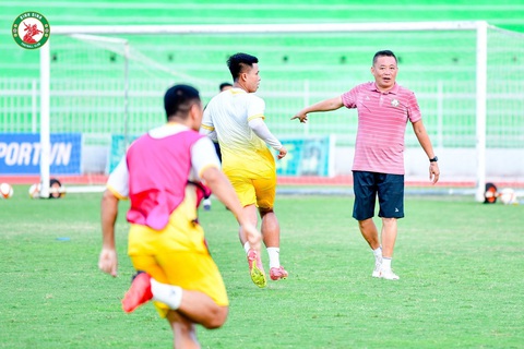 V-League 2023-2024 có CLB mới Quy Nhơn Bình Định - Ảnh 2. HLV Bùi Đoàn Quang Huy chỉ đạo các cầu thủ tập luyện - Ảnh: Quy Nhơn Bình Định FC