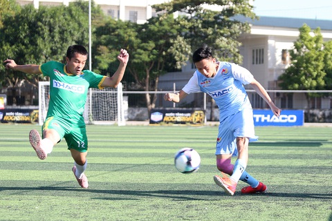 Công đoàn Ninh Bình (áo xanh dương, phải) thi đấu với các pha phối hợp sắc nét hơn Công đoàn Thanh Hóa - Ảnh: H.TÙNG Công đoàn Ninh Bình (áo xanh dương, phải) thi đấu với các pha phối hợp sắc nét hơn Công đoàn Thanh Hóa - Ảnh: H.TÙNG