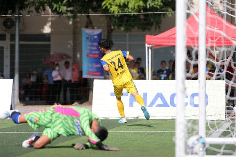 Nguyễn Thành Vinh (24) ghi bàn ấn định tỉ số cho đội Công đoàn Nghệ An - Ảnh: HOÀNG TÙNG Nguyễn Thành Vinh (24) ghi bàn ấn định tỉ số cho đội Công đoàn Nghệ An - Ảnh: HOÀNG TÙNG