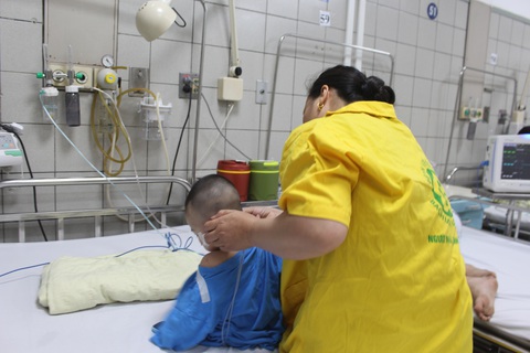 Bệnh nhi nhỏ tuổi nhất 8 tháng tuổi trong vụ hỏa hoạn được điều trị tại Bệnh viện Bạch Mai - Ảnh: DƯƠNG LIỄU Bệnh nhi nhỏ tuổi nhất, 8 tháng tuổi, trong vụ hỏa hoạn được điều trị tại Bệnh viện Bạch Mai - Ảnh: DƯƠNG LIỄU