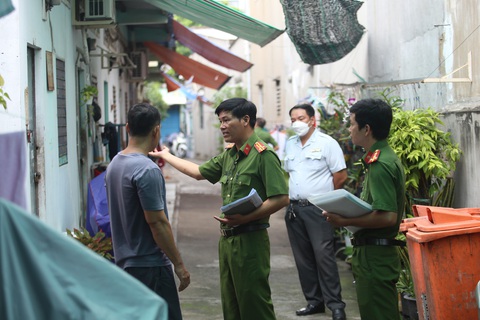 TP.HCM: Nhiều nhà trọ không đạt chuẩn về xây dựng, an toàn PCCC - Ảnh 1. Lực lượng chức năng kiểm tra một dãy trọ không đảm bảo quy định phòng cháy chữa cháy tại quận Tân Phú, TP.HCM - Ảnh: MINH HÒA
