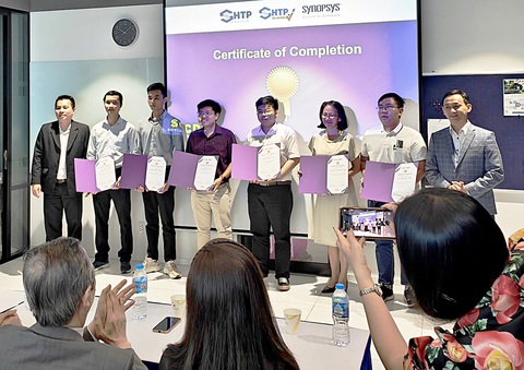 Những thành viên khóa đào tạo giảng viên (Training of Trainers - ToT) đầu tiên của Trung tâm thiết kế vi mạch Khu công nghệ cao TP.HCM - Ảnh: ĐỨC THIỆN Những thành viên khóa đào tạo giảng viên (Training of Trainers - ToT) đầu tiên của Trung tâm thiết kế vi mạch Khu công nghệ cao TP.HCM - Ảnh: ĐỨC THIỆN