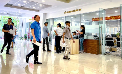 Người dân làm thủ tục tại Sở Kế hoạch và Đầu tư Hà Nội (khu liên cơ Võ Chí Công) - Ảnh: NAM TRẦN Người dân làm thủ tục tại Sở Kế hoạch và Đầu tư Hà Nội (khu liên cơ Võ Chí Công) - Ảnh: NAM TRẦN