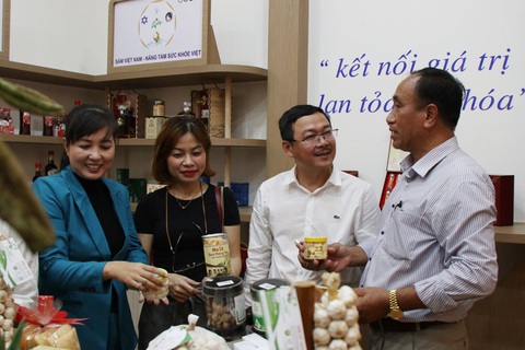 Đưa 10.000 sản phẩm OCOP cùng phát triển du lịch nông thôn - Ảnh 2. Trong sáng 22-9, Không gian OCOP Nhân văn cũng được khánh thành tại Trường đại học Khoa học xã hội và Nhân văn, Đại học Quốc gia TP.HCM - Ảnh: H.K.