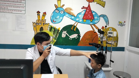 Bệnh đau mắt đỏ tăng, nhiều tỉnh miền Tây khuyến cáo phòng dịch - Ảnh 1. Bác sĩ khám mắt cho trẻ em tại Bệnh viện Nhi đồng Cần Thơ - Ảnh: T.L.