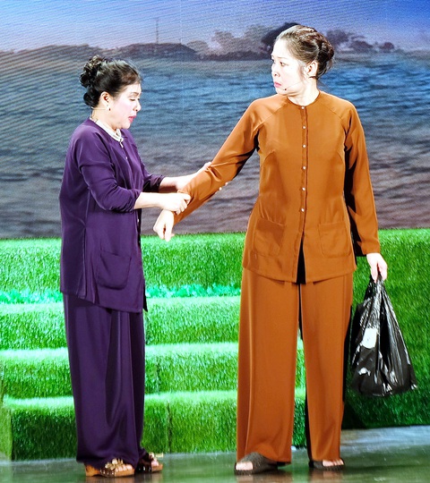 Nghệ sĩ Thanh Thủy (vai bà Ba) và nghệ sĩ Hồng Vân (vai bà Hai) đóng cặp “sui gia khắc khẩu” - Ảnh: LINH ĐOAN Nghệ sĩ Thanh Thủy (vai bà Ba) và nghệ sĩ Hồng Vân (vai bà Hai) đóng cặp “sui gia khắc khẩu” - Ảnh: LINH ĐOAN