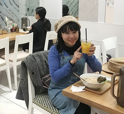 Kim Huyền bên tô phở tại quán COM PHO Kim Huyền bên tô phở tại quán COM PHO