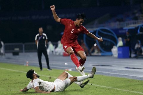 Olympic Việt Nam hy vọng hậu vệ Tuấn Tài có thể đá trận Saudi Arabia - Ảnh 2. Nam Hải (6) trong trận đấu với Olympic Iran - Ảnh: ĐỨC KHUÊ