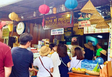 Nguyên nhân gây ngộ độc vụ bánh mì Phượng là do vi khuẩn Salmonella - Ảnh 3. Người dân mua bánh mì Phượng - Ảnh: TRƯỜNG TRUNG