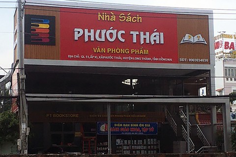 Truy bắt nghi can khống chế chủ nhà sách cướp tiền - Ảnh 1. Nhà sách Phước Thái, nơi xảy ra vụ cướp tài sản - Ảnh: CTV