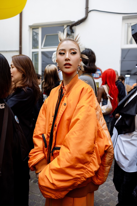Nữ fashionista còn trang điểm mắt phá cách khi nhấn nhá thêm những chấm cam cùng tông màu với bộ đồ. Nữ fashionista còn trang điểm mắt phá cách khi nhấn nhá thêm những chấm cam cùng tông màu với bộ đồ.