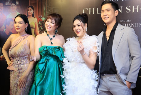 Phi Thanh Vân mặc áo 'tụt lút' ra mắt phim mới - Ảnh 1. Phi Thanh Vân chụp ảnh cùng diễn viên Quốc Phương (đầu tiên bên trái), Hồ Bích Trâm (thứ ba từ trái qua) và Phạm Hùng (ngoài cùng bên phải)