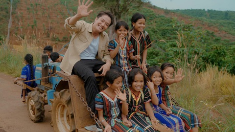 URC Việt Nam khởi động dự án cộng đồng hướng đến phát triển bền vững - Ảnh 4. Hình ảnh các em nhỏ được cắt từ MV Nhọc nhằn ơi xin vơi!