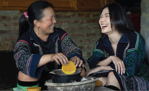 Tác phẩm "Khách đến chơi nhà" - Ảnh: NGUYỄN PHONG Khách đến chơi nhà - Ảnh: NGUYỄN PHONG