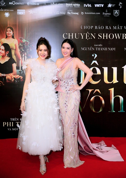 Phi Thanh Vân mặc áo 'tụt lút' ra mắt phim mới - Ảnh 6. Hồ Bích Trâm chụp ảnh cùng đàn chị Quốc Phương trên thảm đỏ. Trong web-drama do Phi Thanh Vân sản xuất, Hồ Bích Trâm là người thứ ba xen vào hôn nhân của Quốc Phương