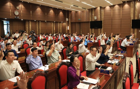 HĐND TP Hà Nội quyết nghị xử lý các công trình vi phạm về trật tự xây dựng, không đảm bảo phòng cháy - Ảnh 2. Các đại biểu giơ tay biểu quyết thông qua nghị quyết - Ảnh: HĐND TP Hà Nội