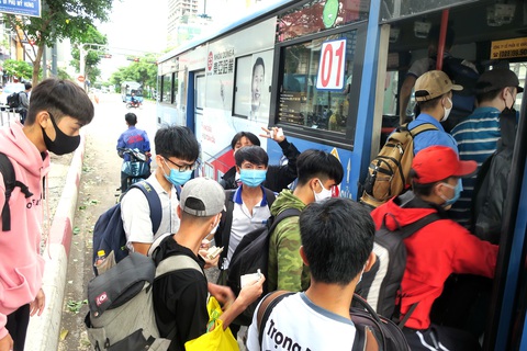 Sinh viên chen chúc lên xe buýt về nhà, về ký túc xá sau giờ học - Ảnh: T.T.D. Sinh viên chen chúc lên xe buýt về nhà, về ký túc xá sau giờ học - Ảnh: T.T.D.