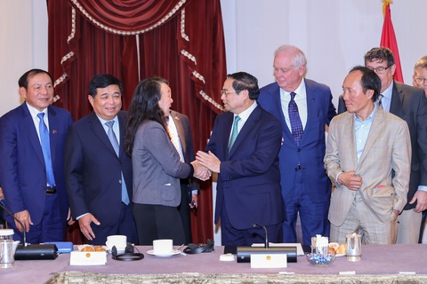 Giáo sư, chuyên gia Mỹ và những khuyến nghị để Việt Nam giàu, mạnh - Ảnh 4. Thủ tướng Phạm Minh Chính bắt tay các giáo sư, chuyên gia người Mỹ và Mỹ gốc Việt sau tọa đàm - Ảnh: NHẬT BẮC