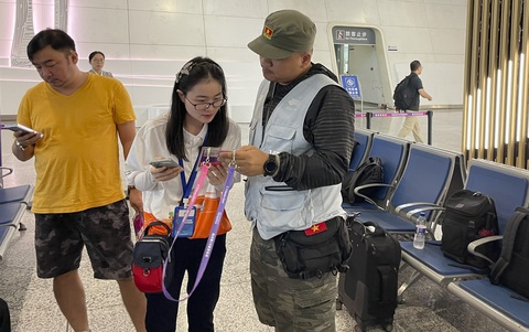 Hành trình đi hơn 300km đến nơi đội tuyển nữ Việt Nam thi đấu có gì đặc biệt? - Ảnh 3. Tình nguyện viên hướng dẫn phóng viên Việt Nam tại ga Đông Hàng Châu - Ảnh: ĐỨC KHUÊ