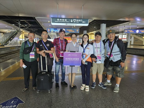 Hành trình đi hơn 300km đến nơi đội tuyển nữ Việt Nam thi đấu có gì đặc biệt? - Ảnh 1. Nhóm phóng viên Việt Nam chụp ảnh cùng các tình nguyện viên, nhân viên tại ga tàu lửa Đông Hàng Châu - Ảnh: CTV