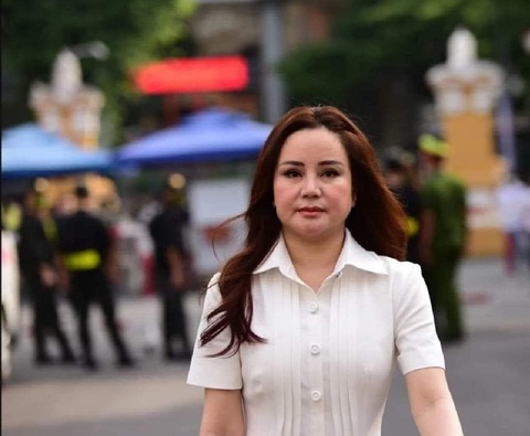 Bị chê nhan sắc, Vy Oanh khẳng định bị photoshop hãm hại - Ảnh 3. Trong khi đó, ảnh chụp được chia sẻ trên mạng xã hội, nhan sắc Vy Oanh gây sốc