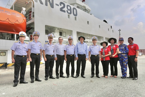 Nhìn lại chuyến đi đầy ý nghĩa của đoàn đại biểu TP.HCM đến biển đảo Tây Nam - Ảnh 14. Khoảng 14h30 ngày 22-9, đoàn đại biểu về đến cảng Cát Lái. Phó bí thư Thành ủy TP.HCM Nguyễn Hồ Hải cùng đại diện các cơ quan ban ngành tại TP.HCM đã đến đây để đón đoàn đại biểu trở về sau chuyến thăm dài 8 ngày trên vùng biển đảo Tây Nam - Ảnh: CHÂU TUẤN