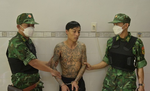 Phá chuyên án mua bán vũ khí quân dụng liên tỉnh - Ảnh 1. Nguyễn Hồ Ngọc Vinh bị lực lượng biên phòng bắt - Ảnh: TIẾN VINH